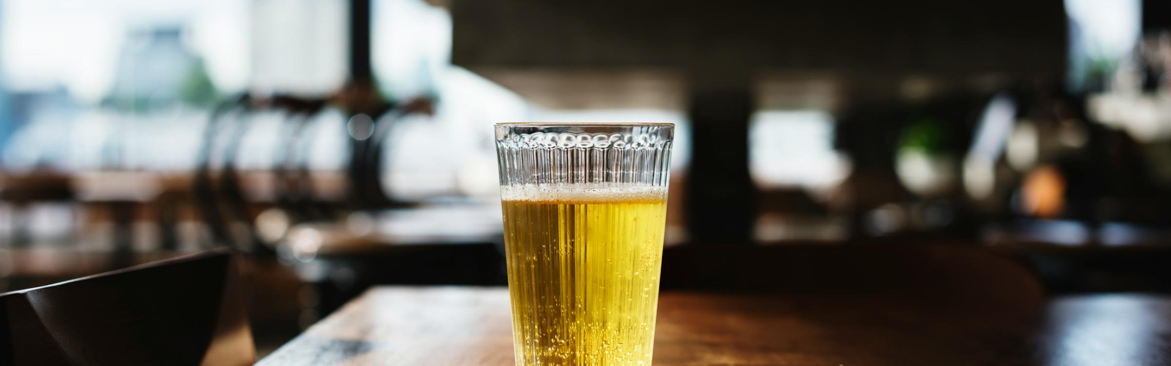 Getapt biertje staat op de toog in een café