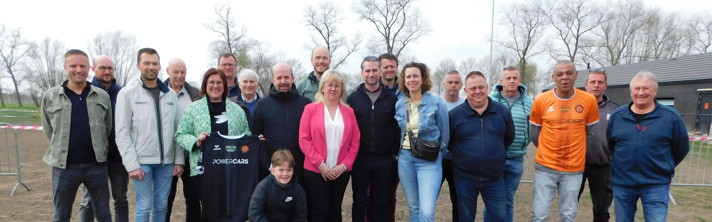 het college en vertegenwoordigers van KSV Loppem op het terrein waar een kunstgrasveld komt