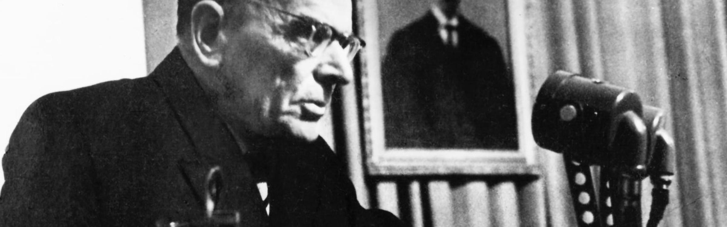 Paustovski spreekt op het jubileum van I.A. Boenin. Jaren vijftig. - Uit facsimile-uitgave "18 postkaarten met vertaling" (Uitg. Planeta Moskou, 1987)