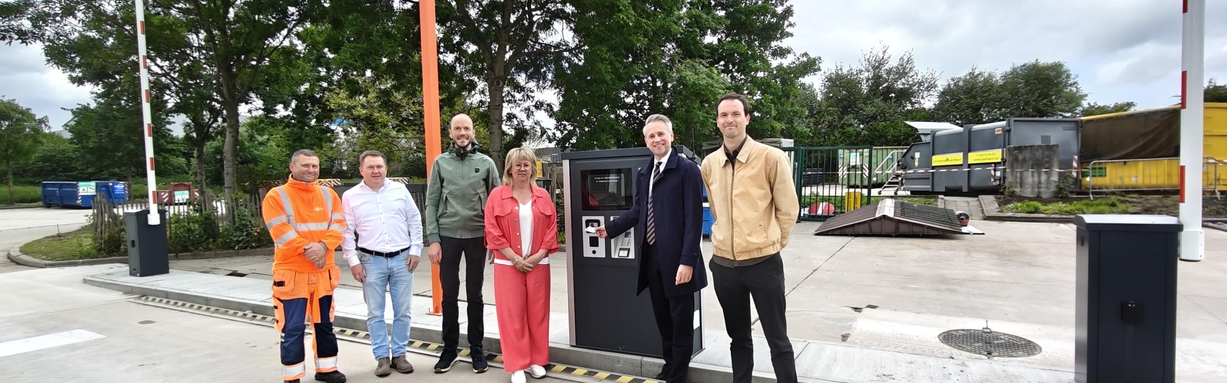 Groepsfoto aan de nieuwe weegbrug in recyclagepark Zedelgem