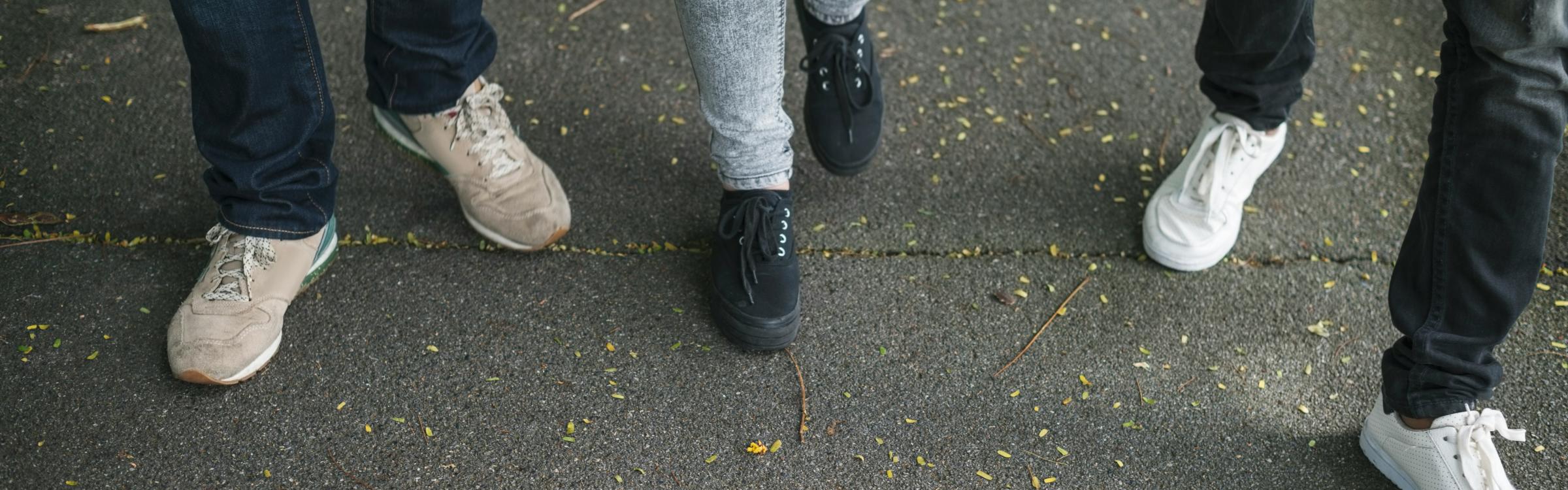 foto van schoenen van 3 mannen die wandelen op straat