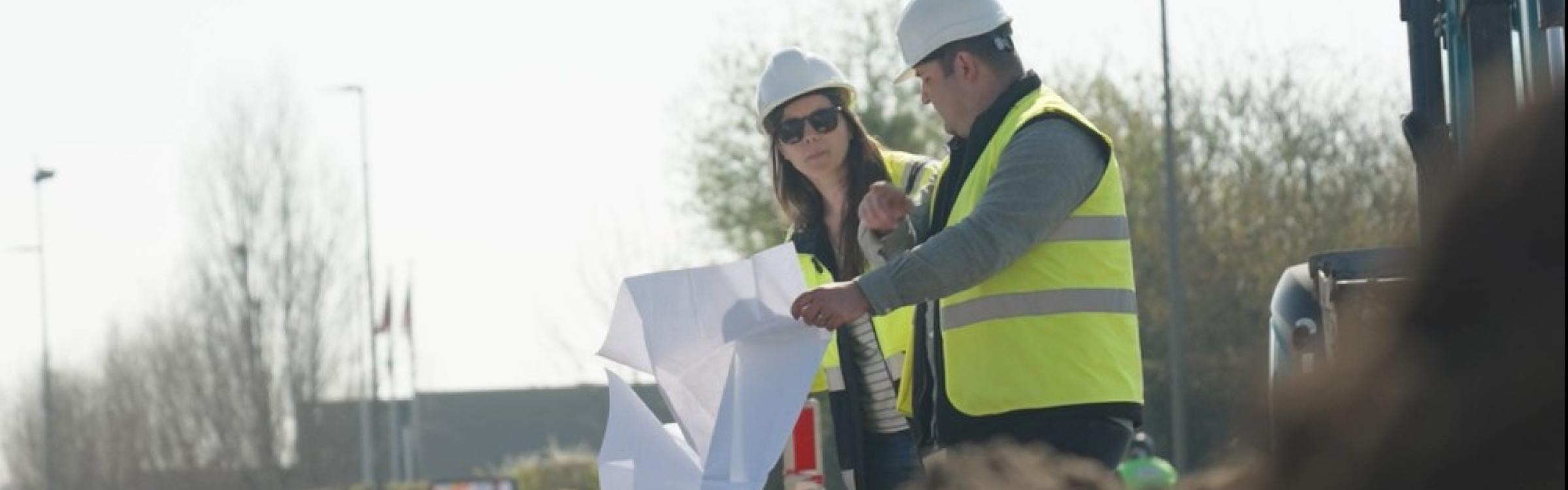 openbare werken met personeel met helm erbij