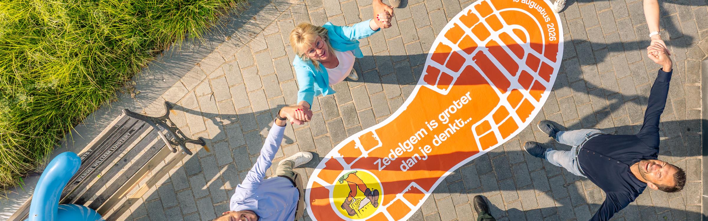 College van burgemeester en schepenen bij een reuzevoetafdruk ter aankondiging van de Reuzenstoet