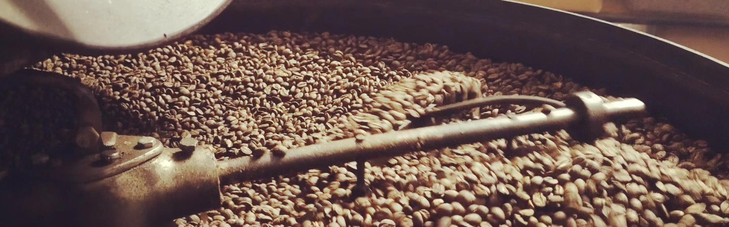 Koffiebonen worden gemalen in koffiebranderij Mokup