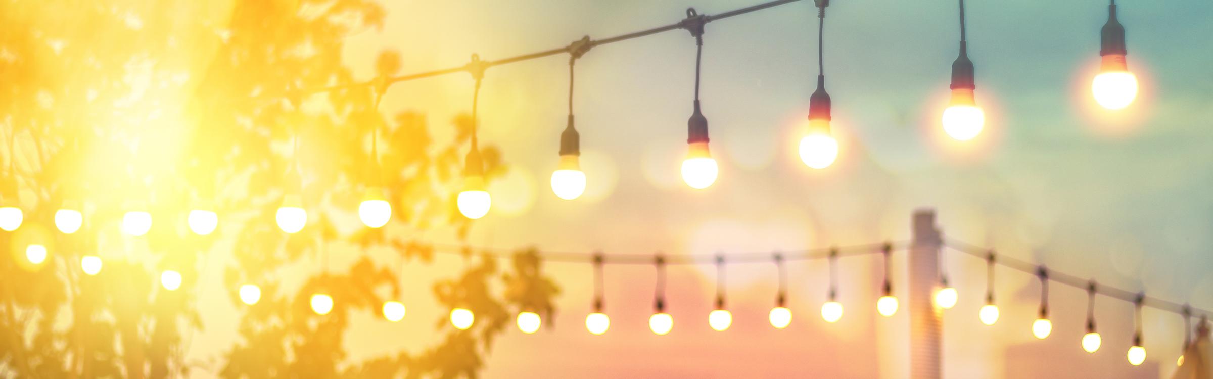 zomerbar met gezellige sfeerlichtjes