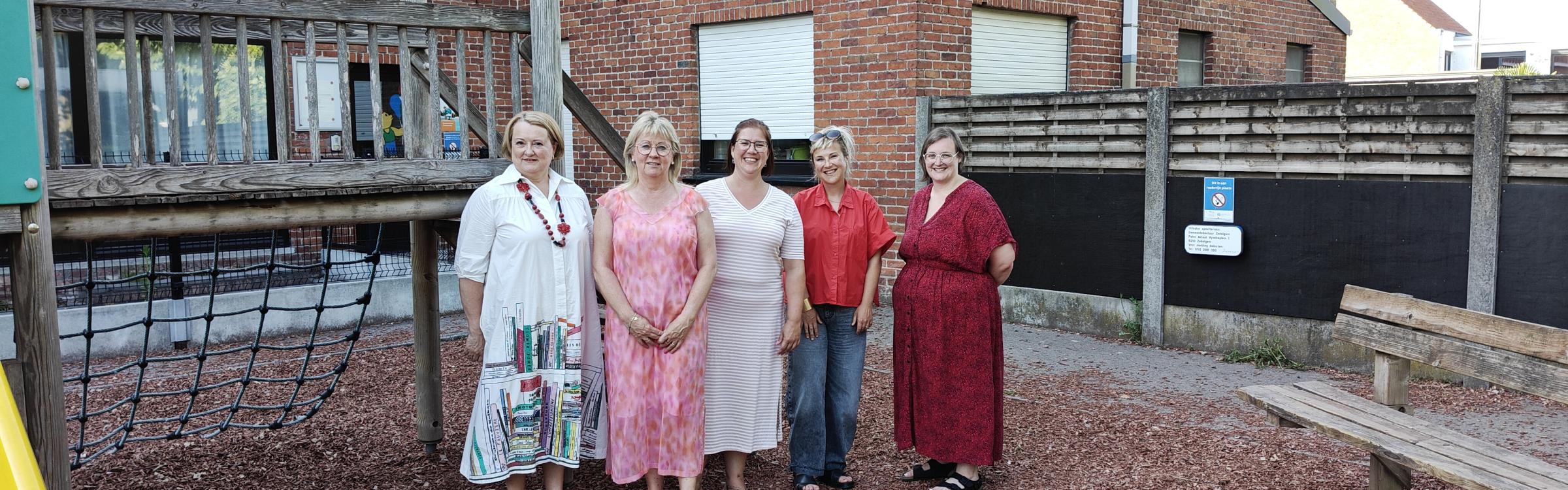 Foto van links naar rechts: Ann Stael, algemeen directeur Scholengroep Sint-Rembert, burgemeester Annick Vermeulen en schepen Kinderzorg Ellen Goes, Anneleen Santens directeur Motena KIDZ en Charlotte Borra directeur BS De Stapsteen.