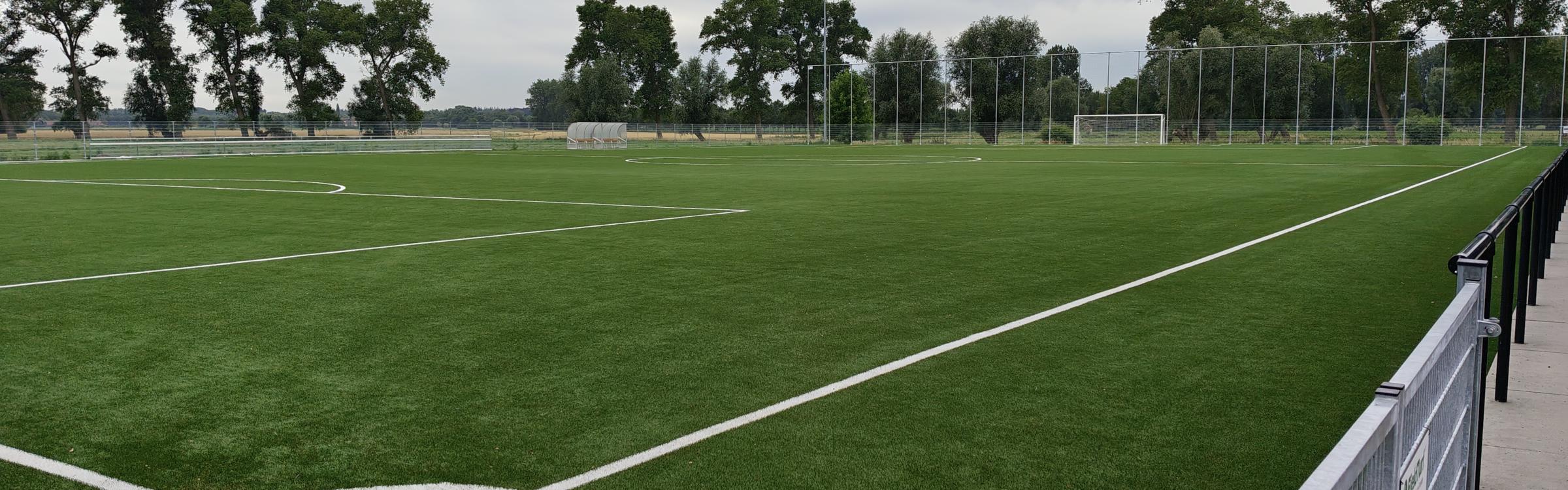 Close-up van het nieuwe kunstgrasveld bij voetbalclub SV Loppem