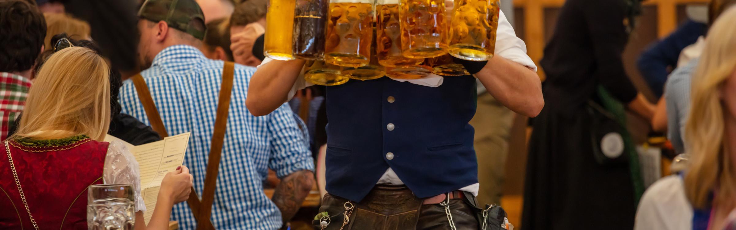 duitse avond met traditioneel geklede mensen en veel bier
