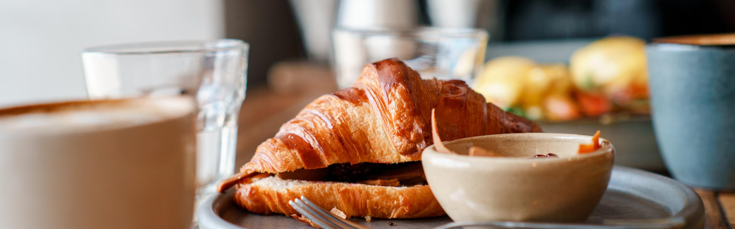 Ontbijt met croissant en fruit