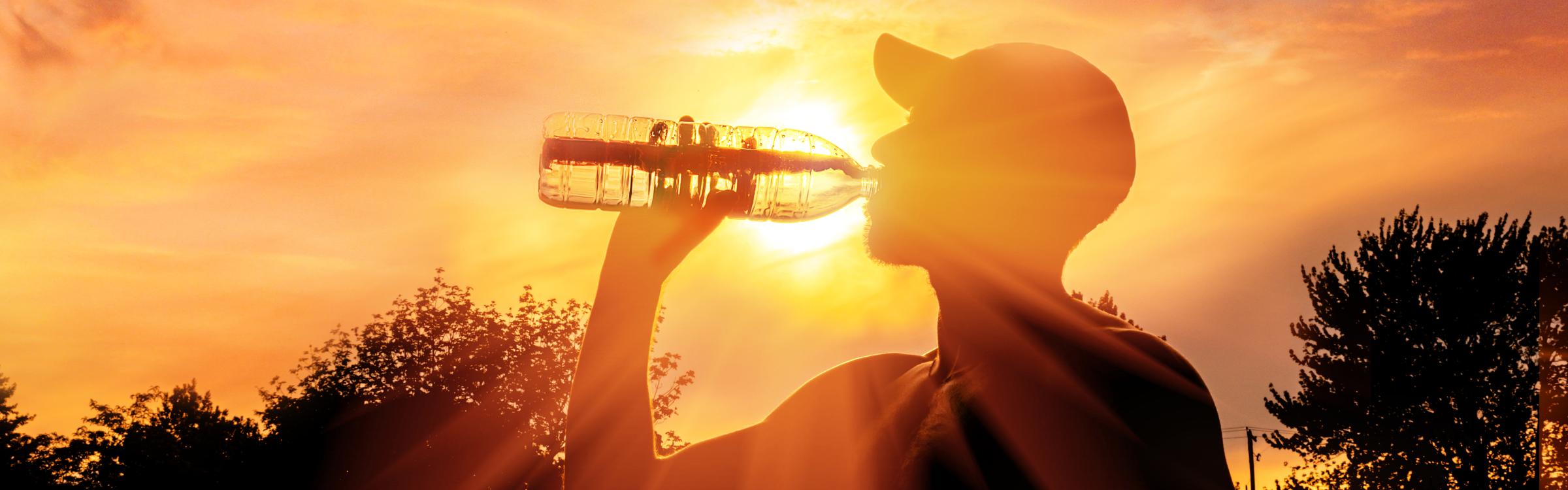 Man drinkt van fles water in warm weer