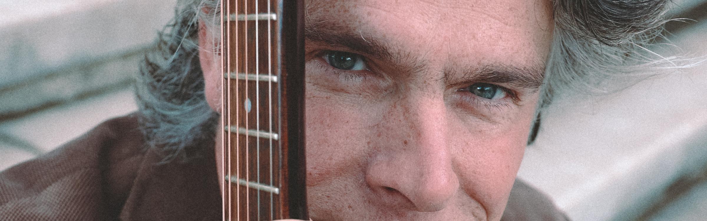 Marcel de Groot met gitaar in de hand