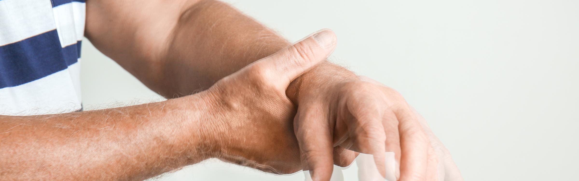 Persoon met bevende handen