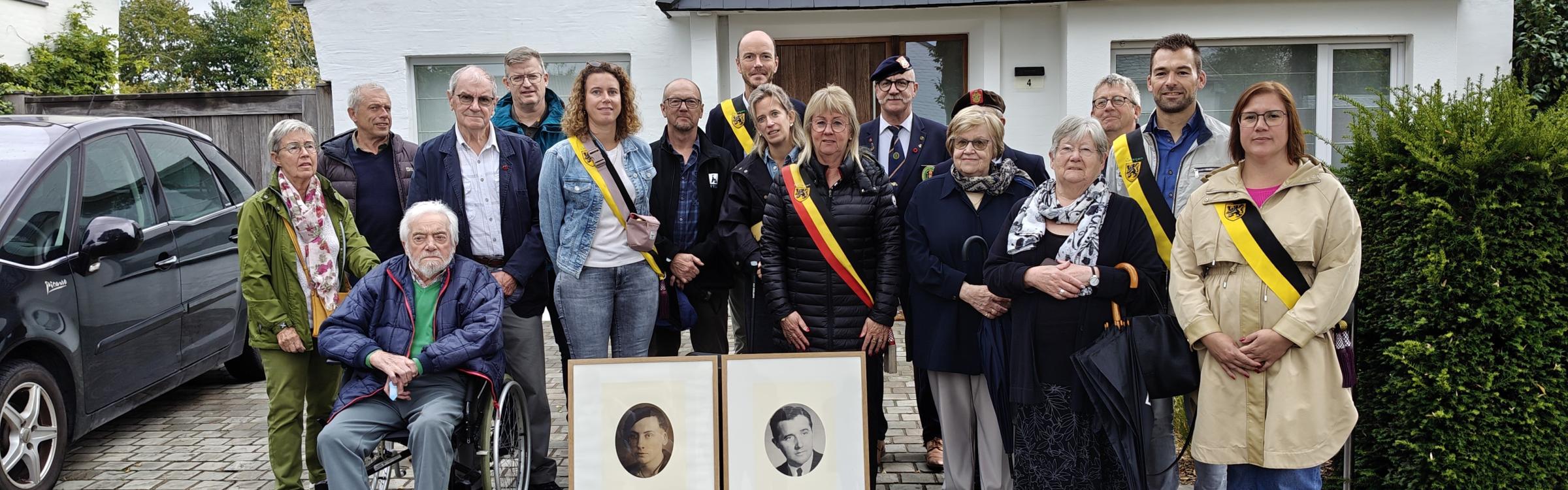 Groepsfoto van bestuur en familieleden bij de inhuldiging van 2 struikelstenen voor Albert Scheuremans en Jerome Lamote
