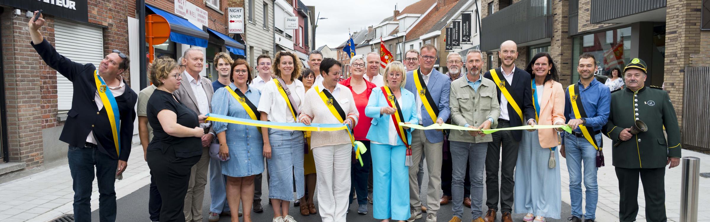 groepsfoto college van burgemeester en schepenen bij lintdoorknippen inhuldiging Groenestraat