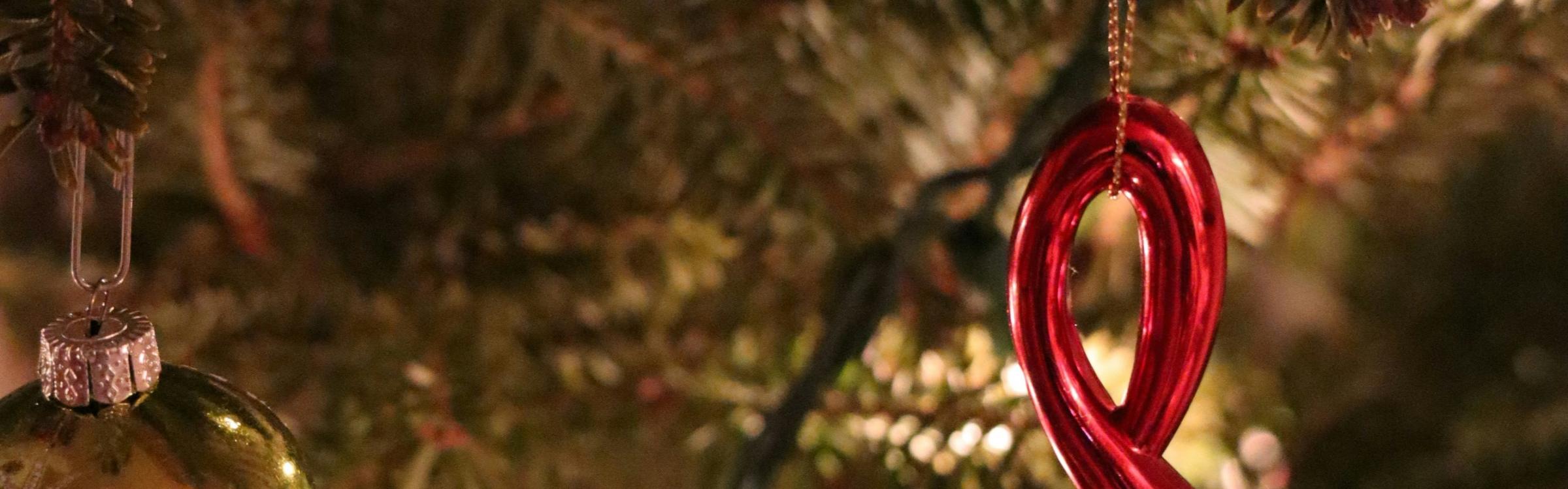 Kerstboom op achtergrond met muzieknoot op voorgrond