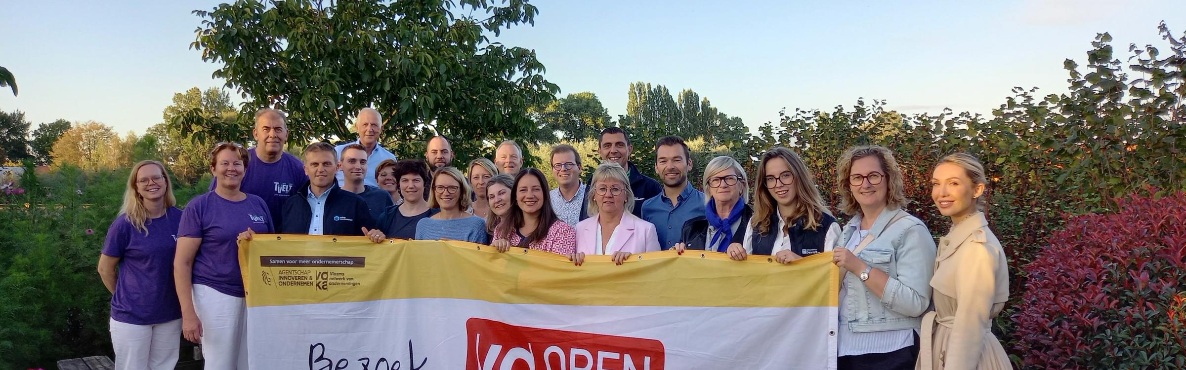 Groepsfoto voor Open Bedrijven Dag met handelaars en burgemeester