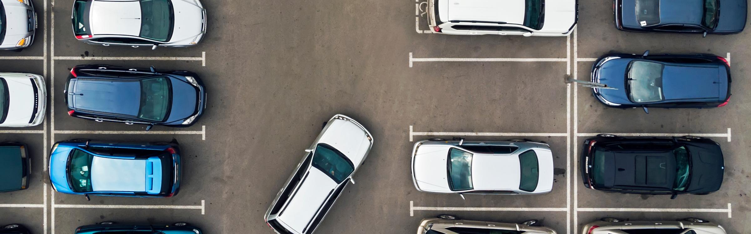 bovenaanzicht geparkeerde auto's op een parking
