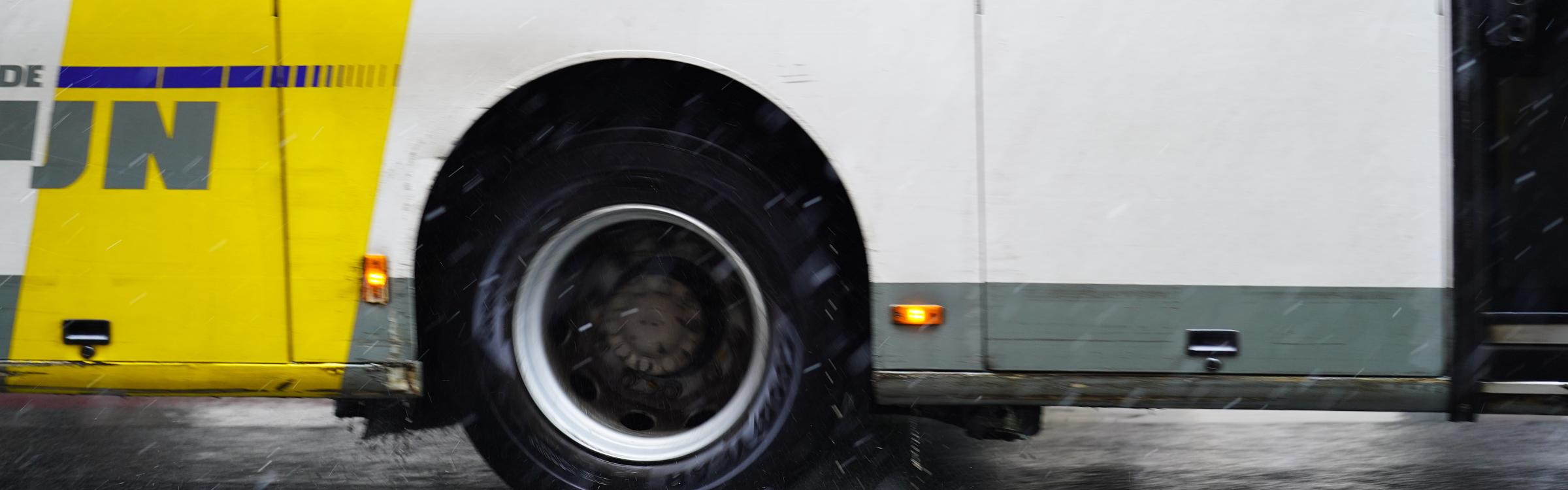 rijdende bus in de regen van De Lijn