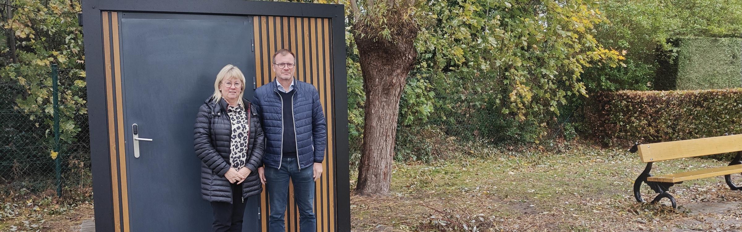 Burgemeester Annick Vermeulen en schepen Peter Haesaert bij het nieuwe openbare toilet aan de begraafplaats Zedelgem De Leeuw