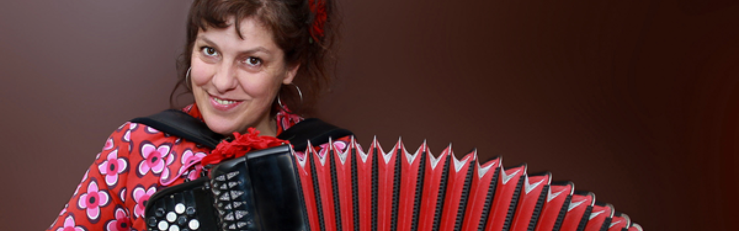 Foto van Tina Tyrant met een accordeon. 