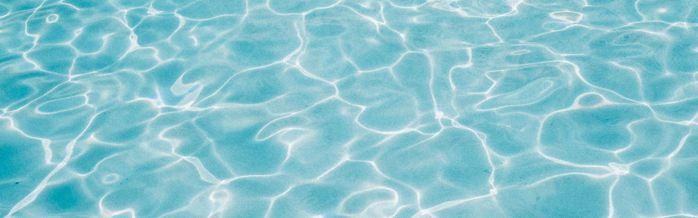 felblauw zwembadwater