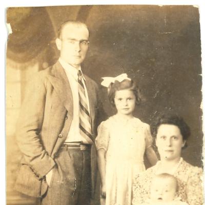 Gezinsfoto met Ferdinand, Carla, Jeanne en Georges in 1943 