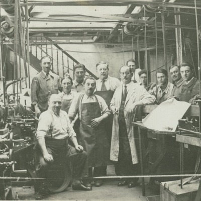 Groepsfoto van personeel bij houtzagerij Blomme tussen de machines 