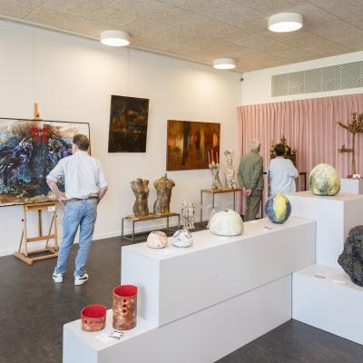 Persoon kijkt naar een schilderij op een tentoonstelling