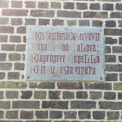 Gedenkplaat aan de Sint-Maartenskapel in Loppem